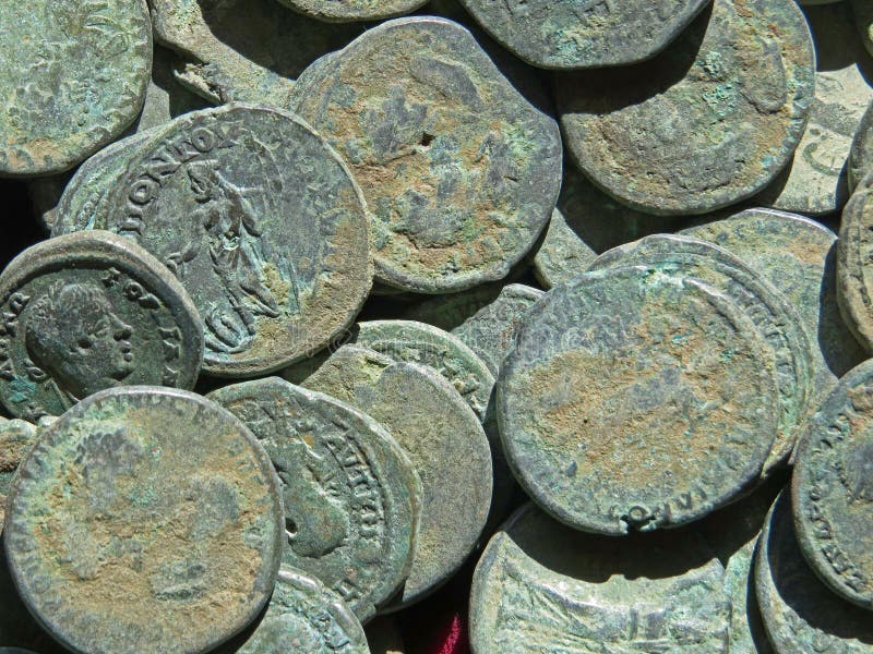 Αρχαίος θησαυρός νομισμάτων Σφραγισμένος χαλκός γύρω από τα χρήματα στοκ εικόνες