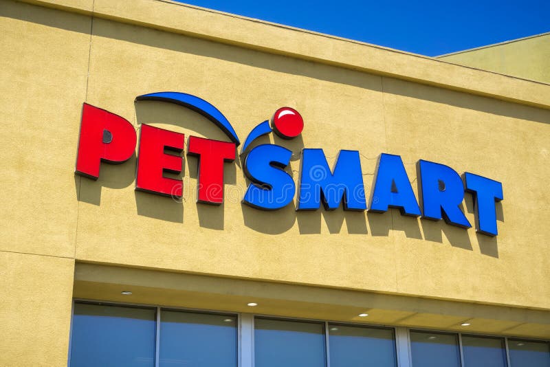 6 Αυγούστου 2017 βουνό View/CA/USA - λογότυπο Petsmart επάνω από την είσοδο καταστημάτων, περιοχή κόλπων του Σαν Φρανσίσκο στοκ φωτογραφία με δικαίωμα ελεύθερης χρήσης 6 Αυγούστου 2017 βουνό View/CA/USA - λογότυπο Petsmart επάνω από την είσοδο καταστημάτων, περιοχή κόλπων του Σαν Φρανσίσκο στοκ φωτογραφία με δικαίωμα ελεύθερης χρήσης