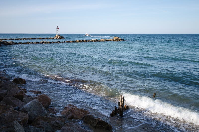 Βράχοι και κυματοθραύστες κατά μήκος του Ατλαντικού Ωκεανού στην ακτή του αμπελώνα Marthas στοκ εικόνες Βράχοι και κυματοθραύστες κατά μήκος του Ατλαντικού Ωκεανού στην ακτή του αμπελώνα Marthas στοκ εικόνες
