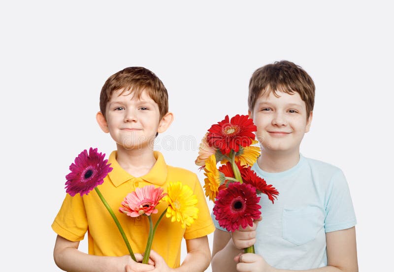 Γελώντας αγόρι με τα λουλούδια gerbera ανθοδεσμών στοκ εικόνες Γελώντας αγόρι με τα λουλούδια gerbera ανθοδεσμών στοκ εικόνες