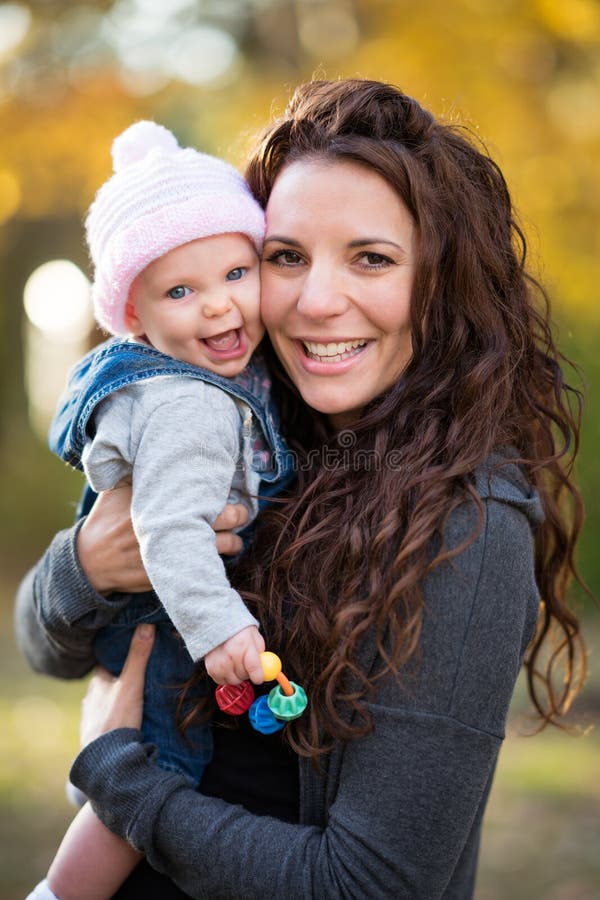 Γελώντας μωρό εκμετάλλευσης Mom στοκ φωτογραφίες Γελώντας μωρό εκμετάλλευσης Mom στοκ φωτογραφίες