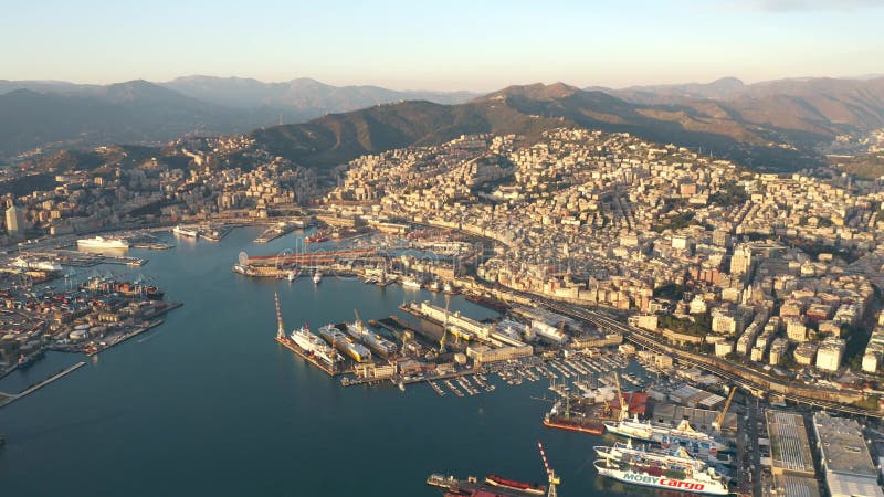 ΓΕΝΟΒΑ, ΙΤΑΛΙΑ - 3 ΙΑΝΟΥΑΡΊΟΥ 2019 Εναέρια άποψη του λιμανιού και της πόλης το βράδυ στοκ εικόνα ΓΕΝΟΒΑ, ΙΤΑΛΙΑ - 3 ΙΑΝΟΥΑΡΊΟΥ 2019 Εναέρια άποψη του λιμανιού και της πόλης το βράδυ στοκ εικόνα