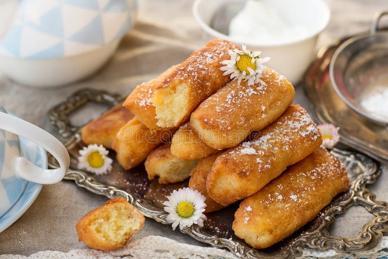Γλυκά τηγανισμένα fritters ricotta donuts με την κονιοποιημένη ζάχαρη στοκ φωτογραφία