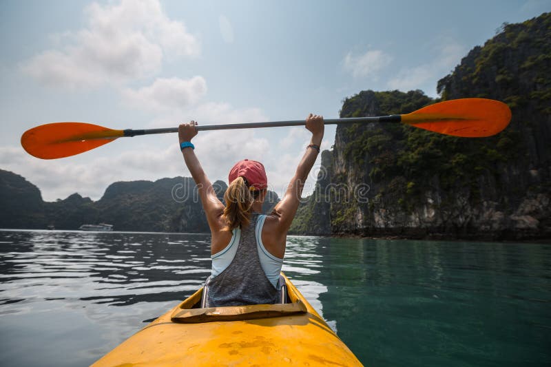Kayaking. Γυναίκα που εξερευνά τον ήρεμο τροπικό κόλπο με τα βουνά ασβεστόλιθων με το καγιάκ κόλπος εκτάριο μακρύ Βιε&ta