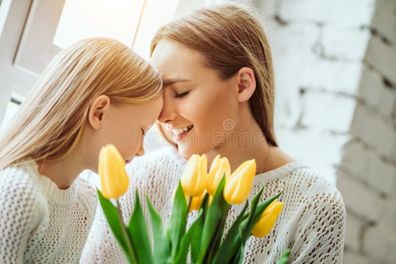 Είναι το mom, η αδελφή και ο καλύτερος φίλος μου, όλοι σε ένας! Νέα μητέρα και η κόρη της που βάζουν τα κεφάλια τους μαζί κρατώντ στοκ φωτογραφία Είναι το mom, η αδελφή και ο καλύτερος φίλος μου, όλοι σε ένας! Νέα μητέρα και η κόρη της που βάζουν τα κεφάλια τους μαζί κρατώντ στοκ φωτογραφία