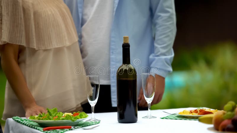 Εξυπηρετώντας πίνακας ζεύγους πριν από την ημερομηνία στο εξοχικό σπίτι, σπιτικές παραδόσεις κρασιού στοκ εικόνες Εξυπηρετώντας πίνακας ζεύγους πριν από την ημερομηνία στο εξοχικό σπίτι, σπιτικές παραδόσεις κρασιού στοκ εικόνες