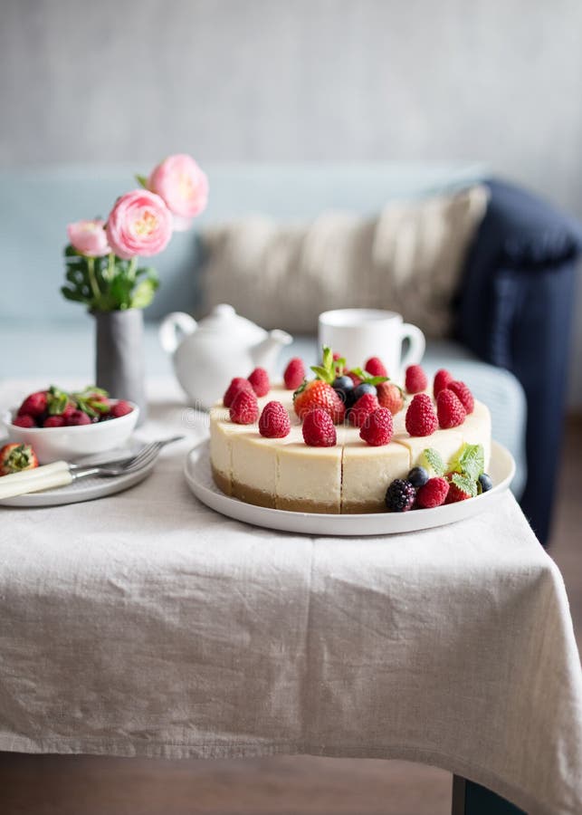 Εύγευστο cheesecake με το φρέσκο βακκίνιο και κτυπημένη κρέμα στον πίνακα, cheesecake στοκ εικόνες Εύγευστο cheesecake με το φρέσκο βακκίνιο και κτυπημένη κρέμα στον πίνακα, cheesecake στοκ εικόνες