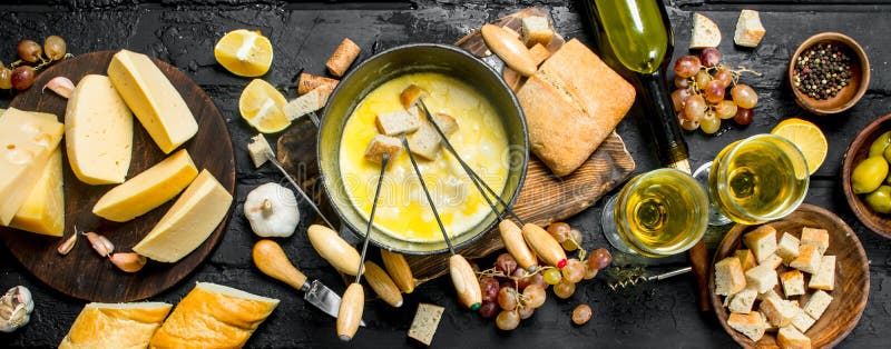 Εύγευστο fondue τυρί με το άσπρο κρασί στοκ φωτογραφία Εύγευστο fondue τυρί με το άσπρο κρασί στοκ φωτογραφία