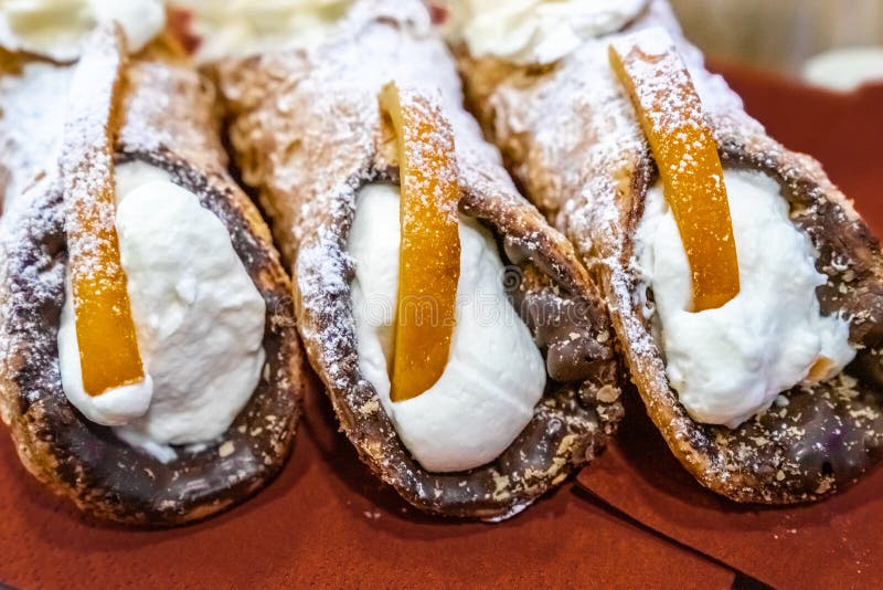Εύγευστο σισιλιάνο cannoli τρία που γεμίζεται με το τυρί κρέμας στοκ εικόνες Εύγευστο σισιλιάνο cannoli τρία που γεμίζεται με το τυρί κρέμας στοκ εικόνες
