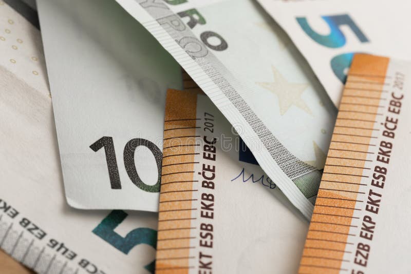 ευρο- ευρώ πέντε εστίαση εκατό τραπεζών σχοινί σημειώσεων χρημάτων Ευρο- μετρητά Ευρο- τραπεζογραμμάτια χρημάτων στοκ φωτογραφία με δικαίωμα ελεύθερης χρήσης ευρο- ευρώ πέντε εστίαση εκατό τραπεζών σχοινί σημειώσεων χρημάτων Ευρο- μετρητά Ευρο- τραπεζογραμμάτια χρημάτων στοκ φωτογραφία με δικαίωμα ελεύθερης χρήσης