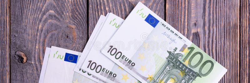 Ευρο- τραπεζογραμμάτια μετρητών σε ένα σκοτεινό ξύλινο υπόβαθρο στοκ φωτογραφίες Ευρο- τραπεζογραμμάτια μετρητών σε ένα σκοτεινό ξύλινο υπόβαθρο στοκ φωτογραφίες