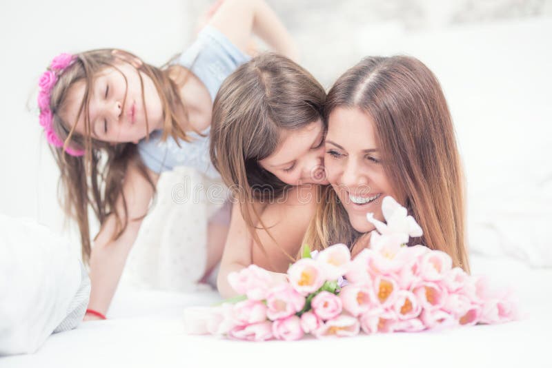 Ευτυχής έννοια ημέρας μητέρων ` s Mom με τα νέα δίδυμα κορών twocute στο κρεβάτι στην κρεβατοκάμαρα και μια ανθοδέσμη των τουλιπώ στοκ εικόνα Ευτυχής έννοια ημέρας μητέρων ` s Mom με τα νέα δίδυμα κορών twocute στο κρεβάτι στην κρεβατοκάμαρα και μια ανθοδέσμη των τουλιπώ στοκ εικόνα