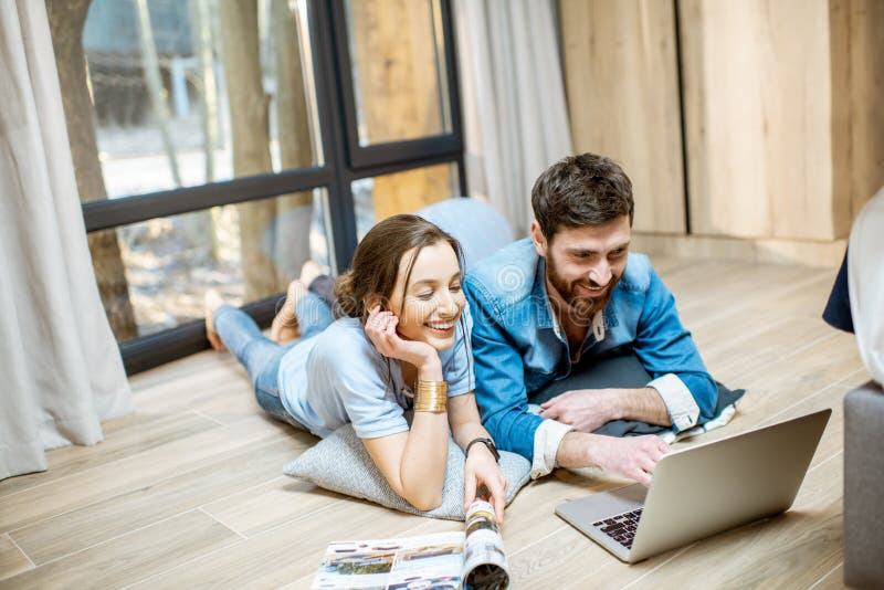 Ευτυχές ζεύγος με το lap-top στο σπίτι στοκ φωτογραφία με δικαίωμα ελεύθερης χρήσης Ευτυχές ζεύγος με το lap-top στο σπίτι στοκ φωτογραφία με δικαίωμα ελεύθερης χρήσης