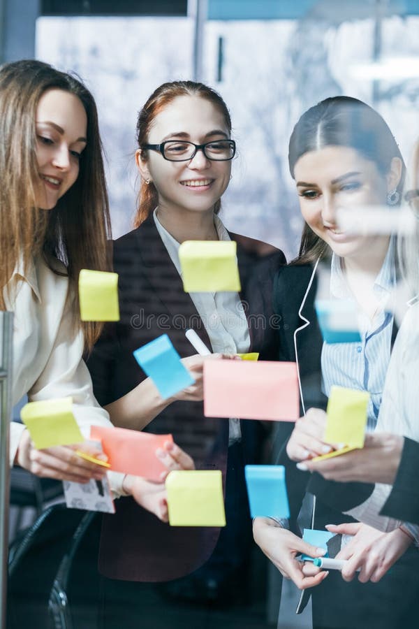 Επιτυχής στρατηγική 'brainstorming' επιχειρησιακών ομάδων στοκ εικόνες Επιτυχής στρατηγική 'brainstorming' επιχειρησιακών ομάδων στοκ εικόνες