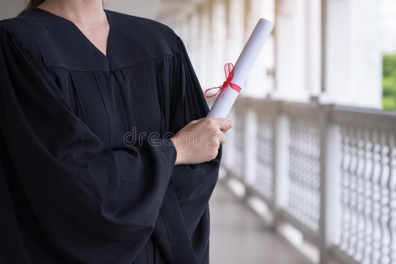 Επιτυχής σπουδαστής την ημέρα βαθμολόγησης, το διαβαθμισμένο δίπλωμα εκμετάλλευσης, την εκπαίδευση, τη βαθμολόγησή τους και την έ στοκ εικόνες Επιτυχής σπουδαστής την ημέρα βαθμολόγησης, το διαβαθμισμένο δίπλωμα εκμετάλλευσης, την εκπαίδευση, τη βαθμολόγησή τους και την έ στοκ εικόνες