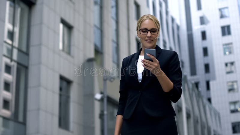 Επιχειρησιακό λήφθείτ κυρία μήνυμα χαμόγελου στο smartphone για τις εκπτώσεις στα καταστήματα εμπορικών σημάτων στοκ εικόνες Επιχειρησιακό λήφθείτ κυρία μήνυμα χαμόγελου στο smartphone για τις εκπτώσεις στα καταστήματα εμπορικών σημάτων στοκ εικόνες