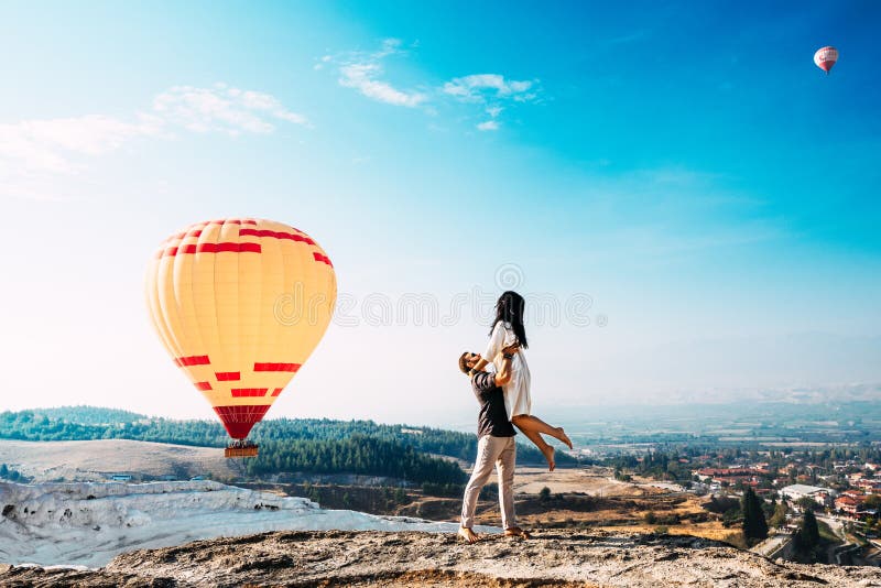 Ζεύγος ερωτευμένο μεταξύ των μπαλονιών Ένας τύπος προτείνει σε ένα κορίτσι Ζεύγος ερωτευμένο σε Pamukkale Ζεύγος στην Τουρκία Μήν στοκ φωτογραφίες με δικαίωμα ελεύθερης χρήσης Ζεύγος ερωτευμένο μεταξύ των μπαλονιών Ένας τύπος προτείνει σε ένα κορίτσι Ζεύγος ερωτευμένο σε Pamukkale Ζεύγος στην Τουρκία Μήν στοκ φωτογραφίες με δικαίωμα ελεύθερης χρήσης