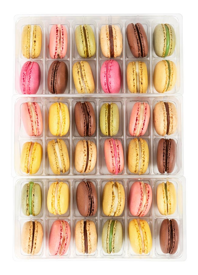 Ζωηρόχρωμα γαλλικά macaroons στο πλαστικό κιβώτιο στοκ φωτογραφία με δικαίωμα ελεύθερης χρήσης Ζωηρόχρωμα γαλλικά macaroons στο πλαστικό κιβώτιο στοκ φωτογραφία με δικαίωμα ελεύθερης χρήσης