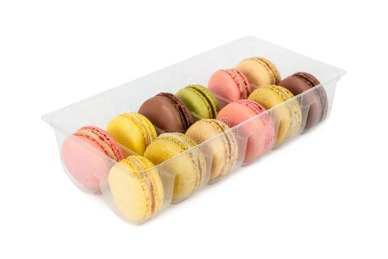 Ζωηρόχρωμα γαλλικά macaroons στο πλαστικό κιβώτιο που απομονώνεται στο λευκό στοκ εικόνες Ζωηρόχρωμα γαλλικά macaroons στο πλαστικό κιβώτιο που απομονώνεται στο λευκό στοκ εικόνες