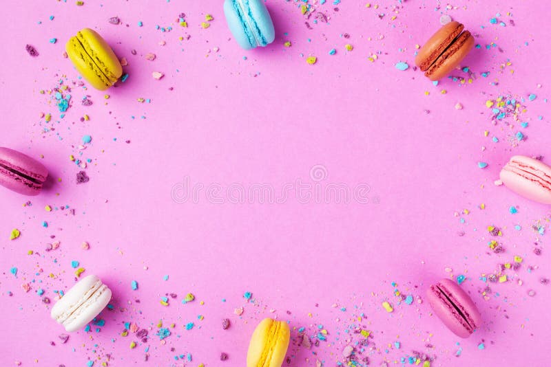 Ζωηρόχρωμο macaron ή macaroon στη ρόδινη punchy τοπ άποψη υποβάθρου επίπεδος βάλτε το ύφος στοκ φωτογραφία με δικαίωμα ελεύθερης χρήσης Ζωηρόχρωμο macaron ή macaroon στη ρόδινη punchy τοπ άποψη υποβάθρου επίπεδος βάλτε το ύφος στοκ φωτογραφία με δικαίωμα ελεύθερης χρήσης