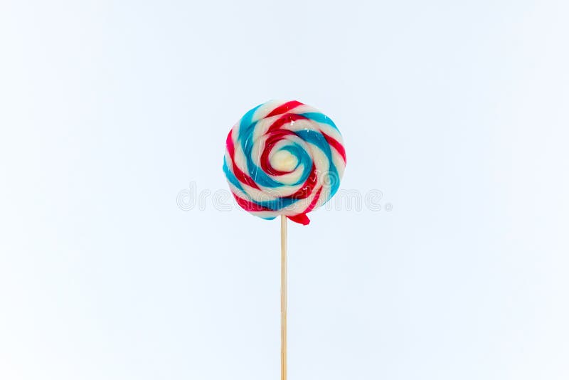 ζωηρόχρωμος χειροποίητος στρόβιλος lollipop που απομονώνεται στο άσπρο υπόβαθρο πολύχρωμο lollipop, νόστιμη ζωηρόχρωμη αρωματική στοκ φωτογραφίες ζωηρόχρωμος χειροποίητος στρόβιλος lollipop που απομονώνεται στο άσπρο υπόβαθρο πολύχρωμο lollipop, νόστιμη ζωηρόχρωμη αρωματική στοκ φωτογραφίες