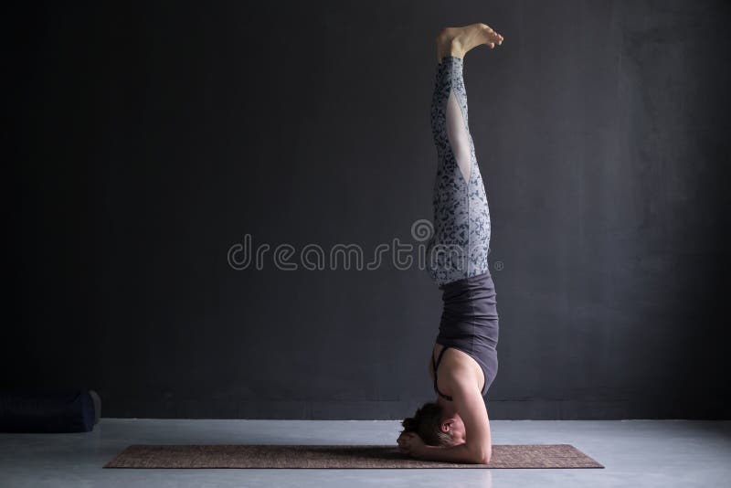 Η γιόγκα άσκησης γυναικών, που κάνει headstand την άσκηση, sirsasana salamba θέτει στοκ φωτογραφίες Η γιόγκα άσκησης γυναικών, που κάνει headstand την άσκηση, sirsasana salamba θέτει στοκ φωτογραφίες