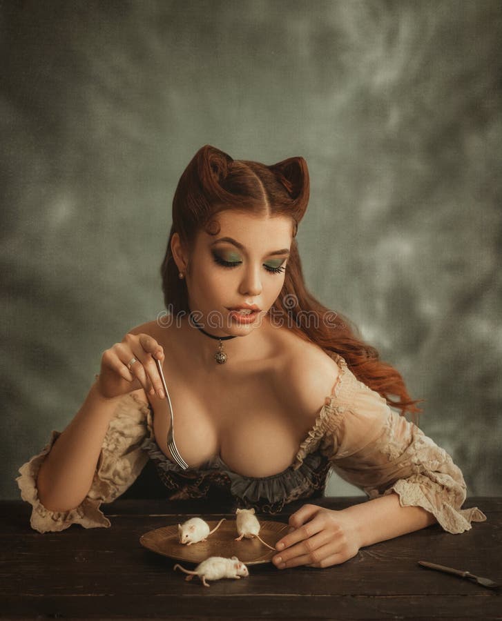 Η γοητεία της redhead κυρίας με τα αυτιά γατών φιαγμένα από τρίχα τρώει τα άσπρα ποντίκια από τα χρυσά πιάτα Η κοντέσα pussycat τ στοκ εικόνες Η γοητεία της redhead κυρίας με τα αυτιά γατών φιαγμένα από τρίχα τρώει τα άσπρα ποντίκια από τα χρυσά πιάτα Η κοντέσα pussycat τ στοκ εικόνες