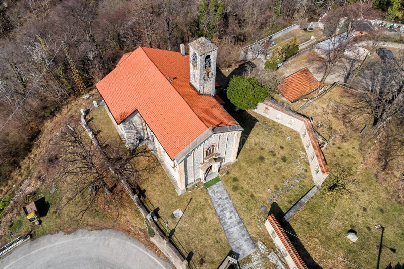 Η εναέρια άποψη Sant Ambrogio Church τοποθέτησε στο χρωματισμένο χωριό Arcumeggia, Βαρέζε, Ιταλία στοκ φωτογραφία Η εναέρια άποψη Sant Ambrogio Church τοποθέτησε στο χρωματισμένο χωριό Arcumeggia, Βαρέζε, Ιταλία στοκ φωτογραφία
