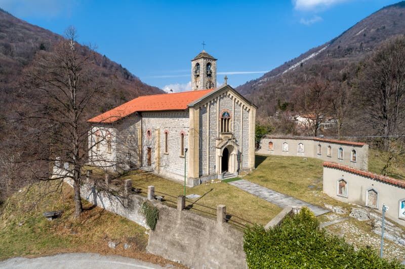 Η εναέρια άποψη Sant Ambrogio Church τοποθέτησε στο χρωματισμένο χωριό Arcumeggia, Βαρέζε, Ιταλία στοκ εικόνες Η εναέρια άποψη Sant Ambrogio Church τοποθέτησε στο χρωματισμένο χωριό Arcumeggia, Βαρέζε, Ιταλία στοκ εικόνες