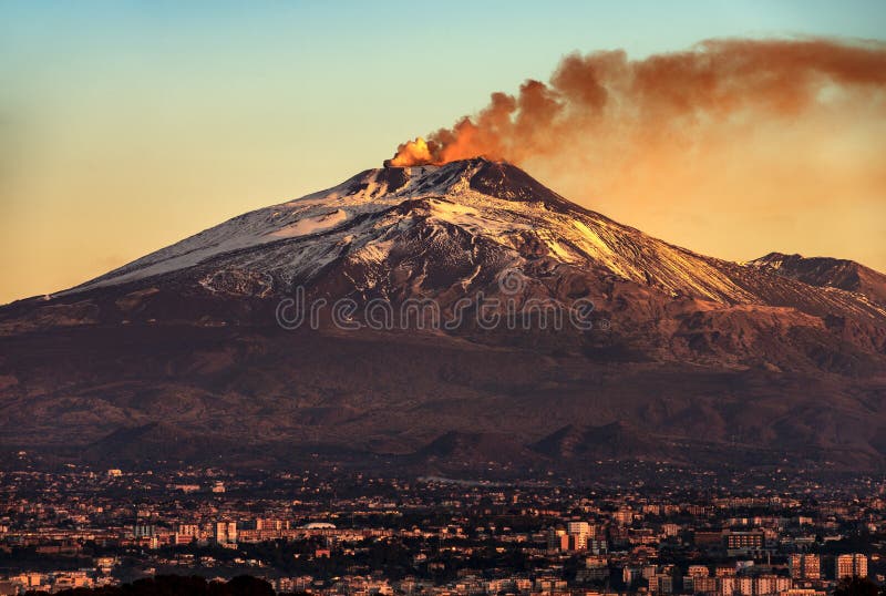 Η Κατάνια και τοποθετεί Etna το ηφαίστειο στη Σικελία Ιταλία στοκ εικόνες Η Κατάνια και τοποθετεί Etna το ηφαίστειο στη Σικελία Ιταλία στοκ εικόνες