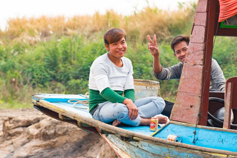 Η ΛΊΜΝΗ SIEM TONLE SAP ΣΥΓΚΕΝΤΡΏΝΕΙ, ΚΑΜΠΌΤΖΗ, στις 2 Φεβρουαρίου 2018: Μη αναγνωρισμένο ταξίδι τουριστών στις βάρκες τουριστών σ στοκ εικόνες Η ΛΊΜΝΗ SIEM TONLE SAP ΣΥΓΚΕΝΤΡΏΝΕΙ, ΚΑΜΠΌΤΖΗ, στις 2 Φεβρουαρίου 2018: Μη αναγνωρισμένο ταξίδι τουριστών στις βάρκες τουριστών σ στοκ εικόνες