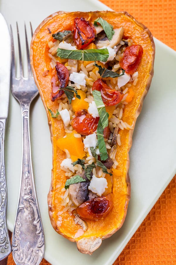 Η μισή από τη γεμισμένη ψημένη κολοκύνθη Butternut στοκ φωτογραφίες Η μισή από τη γεμισμένη ψημένη κολοκύνθη Butternut στοκ φωτογραφίες
