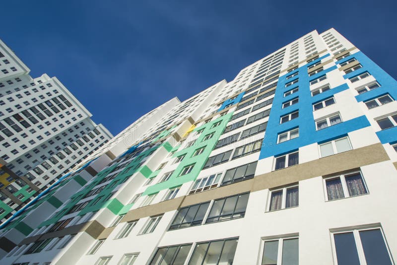 Η πρόσοψη των νέων κατοικημένων πολυκατοικιών ενάντια στον ουρανό στοκ φωτογραφίες με δικαίωμα ελεύθερης χρήσης