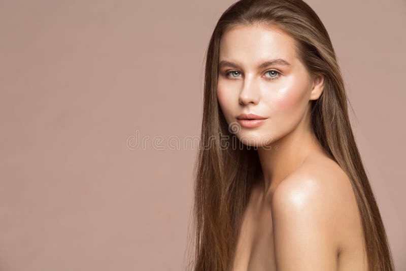 Η πρότυπη ομορφιά Makeup μόδας, όμορφο μακρυμάλλες υγρό δέρμα γυναικών αποτελεί, πορτρέτο στούντιο κοριτσιών στοκ εικόνες με δικαίωμα ελεύθερης χρήσης Η πρότυπη ομορφιά Makeup μόδας, όμορφο μακρυμάλλες υγρό δέρμα γυναικών αποτελεί, πορτρέτο στούντιο κοριτσιών στοκ εικόνες με δικαίωμα ελεύθερης χρήσης
