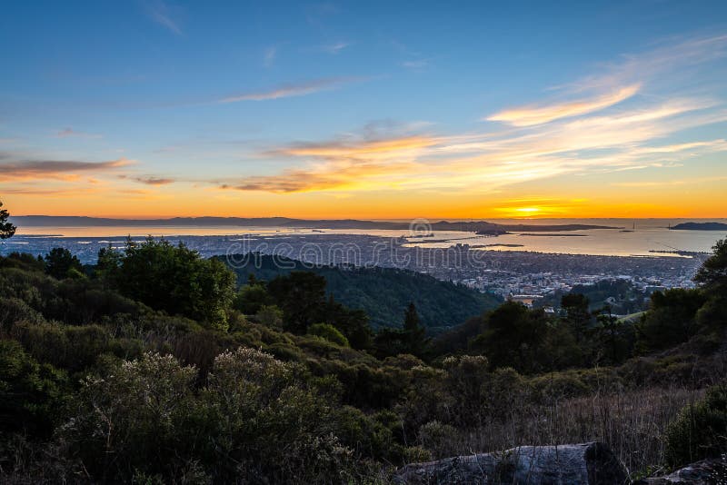 Ηλιοβασίλεμα πέρα από τον κόλπο του Σαν Φρανσίσκο στοκ φωτογραφία Ηλιοβασίλεμα πέρα από τον κόλπο του Σαν Φρανσίσκο στοκ φωτογραφία