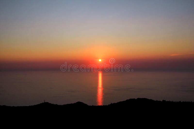 Θάλασσα, ουρανός, ηλιοβασίλεμα στον ορίζοντα του μεσογειακού καταπληκτικού ηλιοβασιλέματος ακτών vibes στον ωκεανό ακρών Ανατολή στοκ φωτογραφία Θάλασσα, ουρανός, ηλιοβασίλεμα στον ορίζοντα του μεσογειακού καταπληκτικού ηλιοβασιλέματος ακτών vibes στον ωκεανό ακρών Ανατολή στοκ φωτογραφία