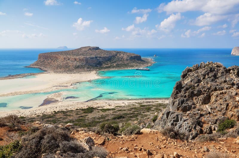 Θαυμάσιο τοπίο ενός δύσκολου λόφου, παραλίας Balos με τη φανταστική άσπρη άμμο και τριών θαλασσών: Ιόνιος, αιγαίος και λιβυκά μεγ στοκ φωτογραφία Θαυμάσιο τοπίο ενός δύσκολου λόφου, παραλίας Balos με τη φανταστική άσπρη άμμο και τριών θαλασσών: Ιόνιος, αιγαίος και λιβυκά μεγ στοκ φωτογραφία