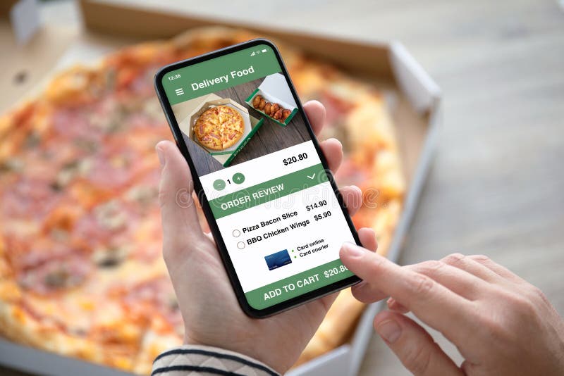 Θηλυκά χέρια που κρατούν το τηλέφωνο με app τροφίμων παράδοσης το κιβώτιο πιτσών στοκ φωτογραφίες με δικαίωμα ελεύθερης χρήσης Θηλυκά χέρια που κρατούν το τηλέφωνο με app τροφίμων παράδοσης το κιβώτιο πιτσών στοκ φωτογραφίες με δικαίωμα ελεύθερης χρήσης