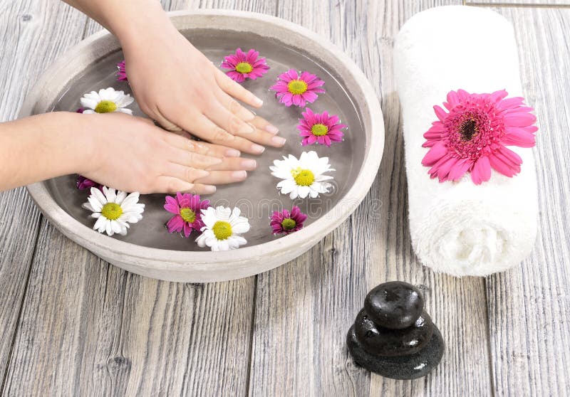 Θηλυκό χέρι στο σαλόνι SPA στη διαδικασία pedicure στοκ φωτογραφία