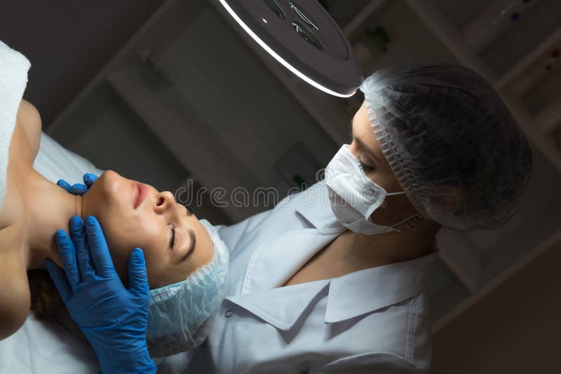 Θηλυκός γιατρός beautician με τον ασθενή στο κέντρο wellness E στοκ εικόνα με δικαίωμα ελεύθερης χρήσης Θηλυκός γιατρός beautician με τον ασθενή στο κέντρο wellness E στοκ εικόνα με δικαίωμα ελεύθερης χρήσης