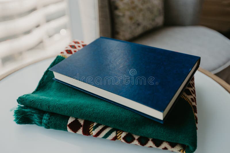 Ισλαμική έννοια - το ιερό Quran σε μια επίκληση ματ - εικόνα στοκ φωτογραφίες με δικαίωμα ελεύθερης χρήσης Ισλαμική έννοια - το ιερό Quran σε μια επίκληση ματ - εικόνα στοκ φωτογραφίες με δικαίωμα ελεύθερης χρήσης
