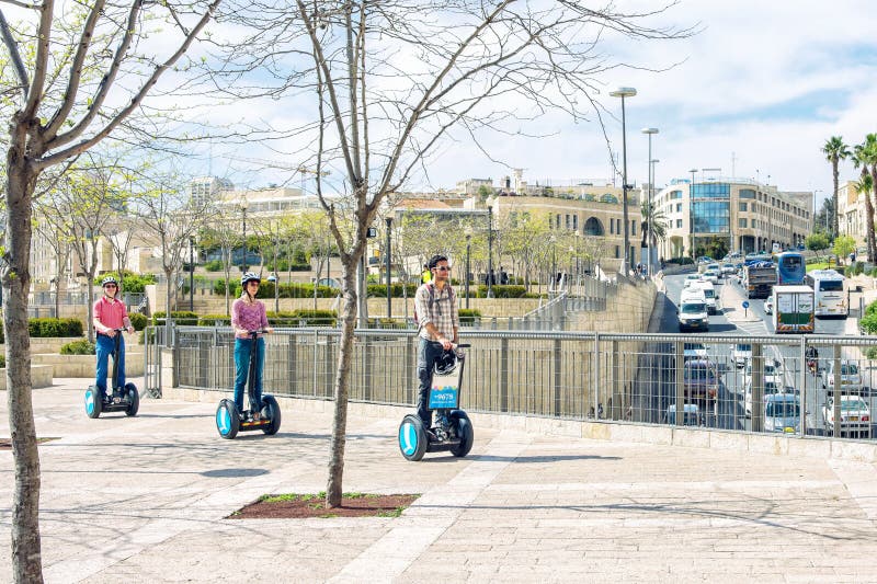 Ισραήλ/Ιερουσαλήμ - 03/23/2016: Κινήσεις ομάδας γύρου γύρω από την πόλη στο hoverboard segway στοκ φωτογραφίες Ισραήλ/Ιερουσαλήμ - 03/23/2016: Κινήσεις ομάδας γύρου γύρω από την πόλη στο hoverboard segway στοκ φωτογραφίες