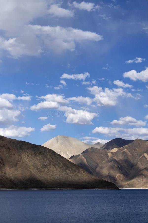 Κάθετη άποψη Pangong Tso ή λίμνη Pangong Είναι 134 χλμ ή 83 mi μακροχρόνια και επεκτείνεται από την Ινδία στην Κίνα στοκ εικόνες Κάθετη άποψη Pangong Tso ή λίμνη Pangong Είναι 134 χλμ ή 83 mi μακροχρόνια και επεκτείνεται από την Ινδία στην Κίνα στοκ εικόνες