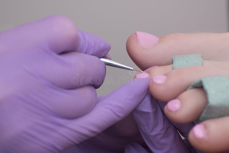 Κάλυψη toenails με τη ρόδινη στιλβωτική ουσία καρφιών Κινηματογράφηση σε πρώτο πλάνο Σαλόνι μανικιούρ στοκ εικόνες Κάλυψη toenails με τη ρόδινη στιλβωτική ουσία καρφιών Κινηματογράφηση σε πρώτο πλάνο Σαλόνι μανικιούρ στοκ εικόνες