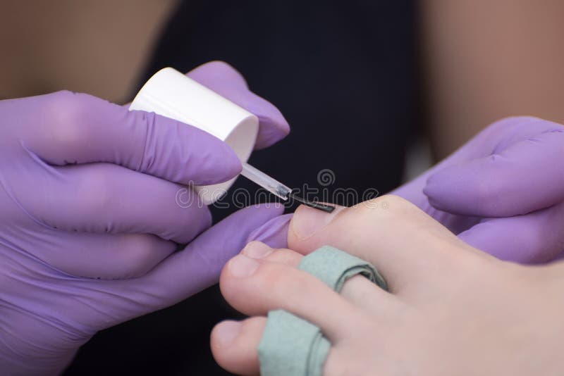 Κάλυψη toenails με την άχρωμη στιλβωτική ουσία καρφιών Κινηματογράφηση σε πρώτο πλάνο Σαλόνι μανικιούρ στοκ εικόνα με δικαίωμα ελεύθερης χρήσης Κάλυψη toenails με την άχρωμη στιλβωτική ουσία καρφιών Κινηματογράφηση σε πρώτο πλάνο Σαλόνι μανικιούρ στοκ εικόνα με δικαίωμα ελεύθερης χρήσης