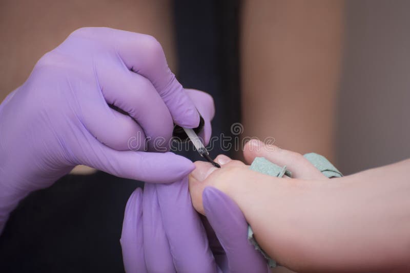 Κάλυψη toenails με την άχρωμη στιλβωτική ουσία καρφιών Κινηματογράφηση σε πρώτο πλάνο Σαλόνι μανικιούρ στοκ φωτογραφία με δικαίωμα ελεύθερης χρήσης Κάλυψη toenails με την άχρωμη στιλβωτική ουσία καρφιών Κινηματογράφηση σε πρώτο πλάνο Σαλόνι μανικιούρ στοκ φωτογραφία με δικαίωμα ελεύθερης χρήσης
