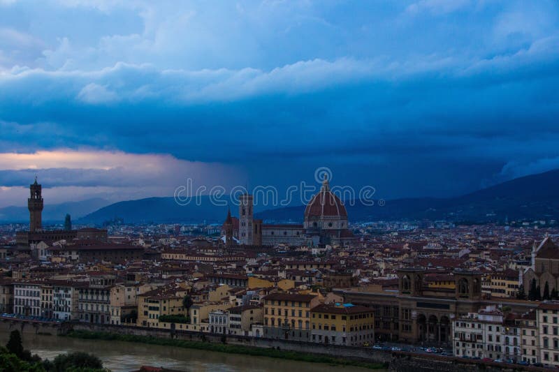 Καθεδρικός ναός της Σάντα Μαρία del Fiore Duomo και πύργος Arnolfo Palazzo Vecchio Άποψη νύχτας από τη νύχτα από Piazzale Michela στοκ εικόνα Καθεδρικός ναός της Σάντα Μαρία del Fiore Duomo και πύργος Arnolfo Palazzo Vecchio Άποψη νύχτας από τη νύχτα από Piazzale Michela στοκ εικόνα