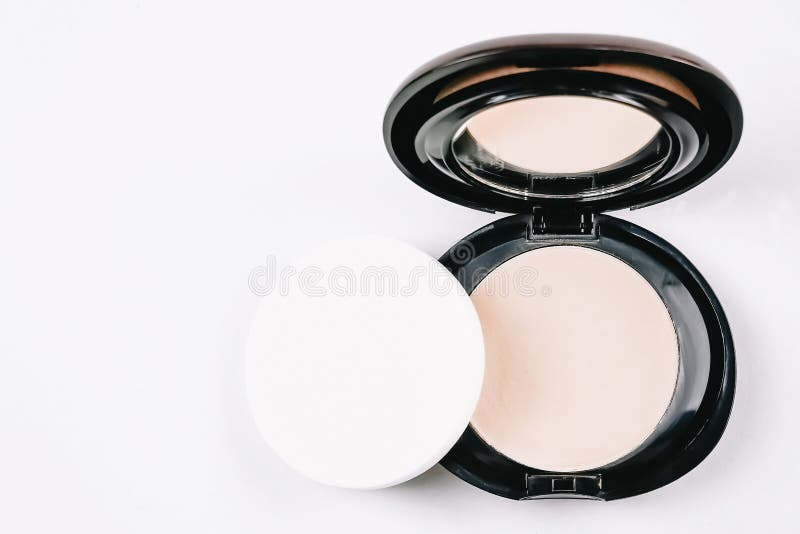 Καλλυντική συμπαγής σκόνη makeup προσώπου σε μαύρη στρογγυλή πλαστική περίπτωση με τον καθρέφτη και το σφουγγάρι που απομονώνοντα στοκ εικόνα Καλλυντική συμπαγής σκόνη makeup προσώπου σε μαύρη στρογγυλή πλαστική περίπτωση με τον καθρέφτη και το σφουγγάρι που απομονώνοντα στοκ εικόνα