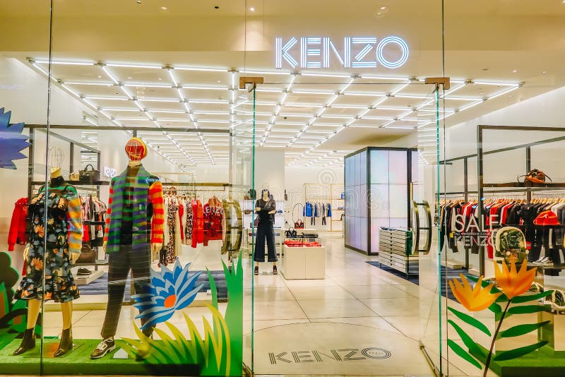 Κατάστημα μόδας Kenzo σε κεντρικό Chidlom Το Kenzo είναι ένα γαλλικό σπίτι πολυτέλειας που ιδρύεται το 1970 από τον ιαπωνικό σχεδ στοκ εικόνα Κατάστημα μόδας Kenzo σε κεντρικό Chidlom Το Kenzo είναι ένα γαλλικό σπίτι πολυτέλειας που ιδρύεται το 1970 από τον ιαπωνικό σχεδ στοκ εικόνα