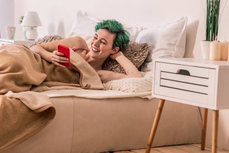 Κατάψυξη Freelancer σελίδα μέσων κρεβατιών και να τυλίξει στην κοινωνική στοκ εικόνες Κατάψυξη Freelancer σελίδα μέσων κρεβατιών και να τυλίξει στην κοινωνική στοκ εικόνες
